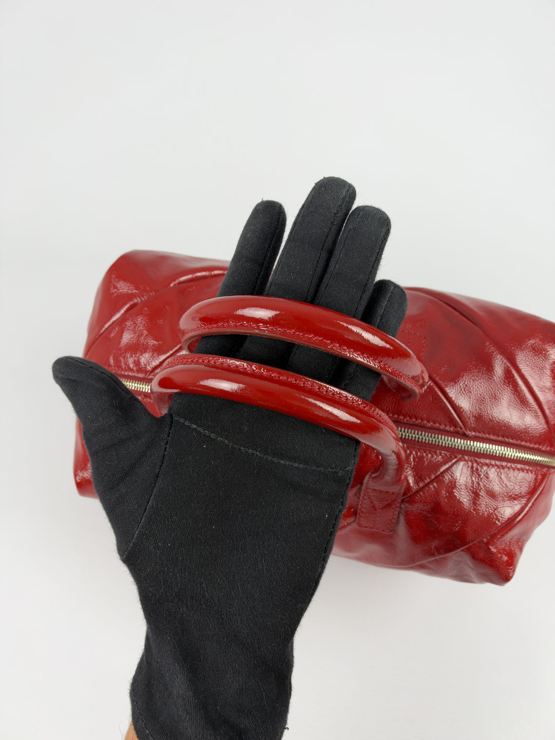 Yves Saint Laurent Easy Y Patent Leather Bag in Rot, Detailansicht 12