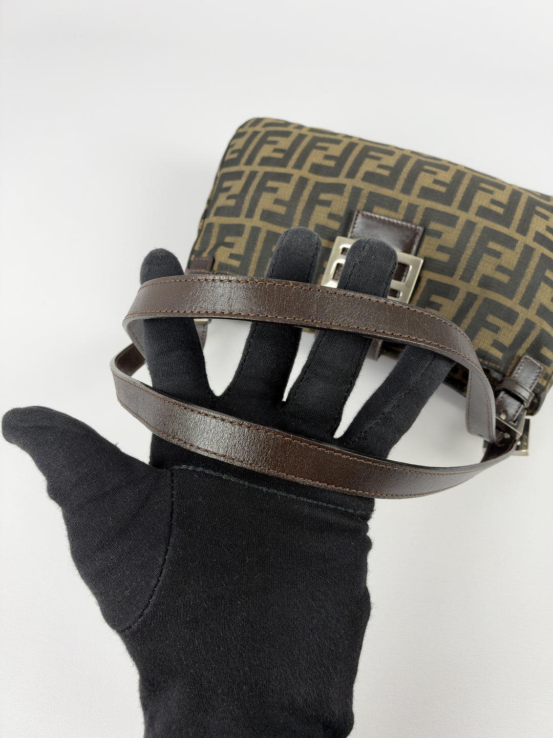 Fendi Zucca Canvas Baguette Buckle Shoulder Bag in Tabakbraun/Schwarz, Detailansicht 12