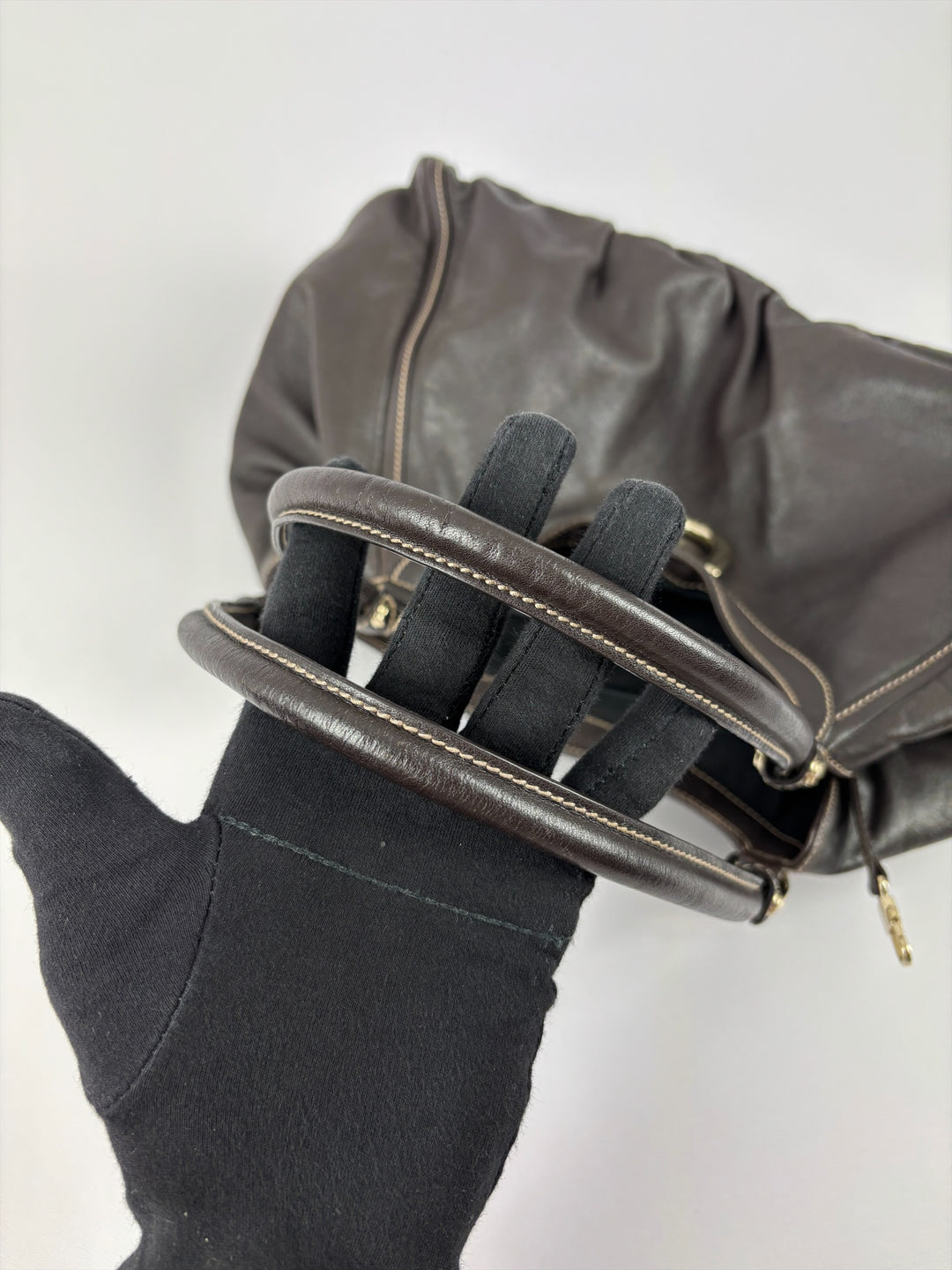 Gucci Abbey D-Ring Leather Hobo Shoulder Bag in Dunkelbraun, Detailansicht 12
