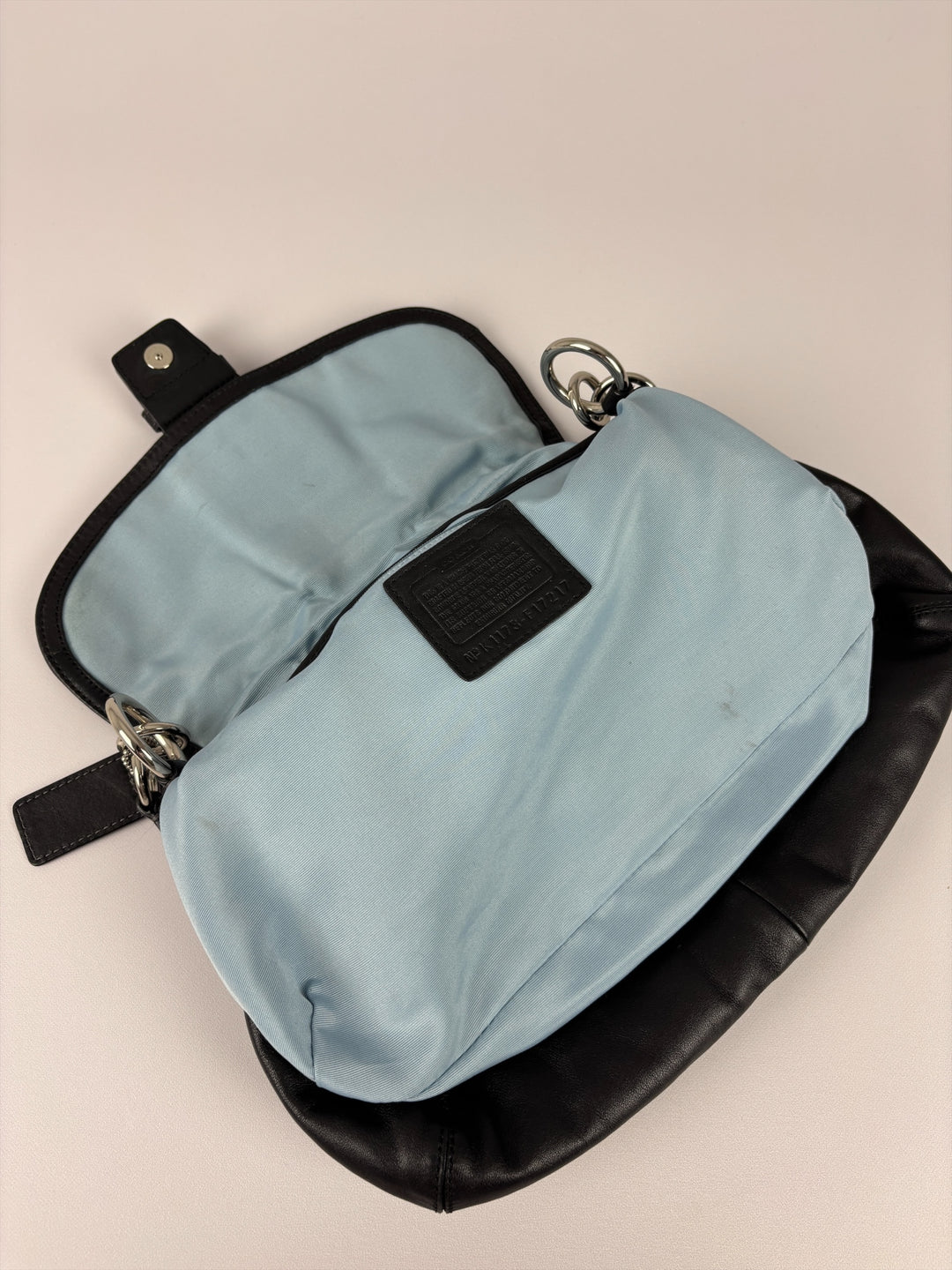 Coach Soho Leather Buckle Flap Shoulder Bag in Schwarz, Detailansicht 12