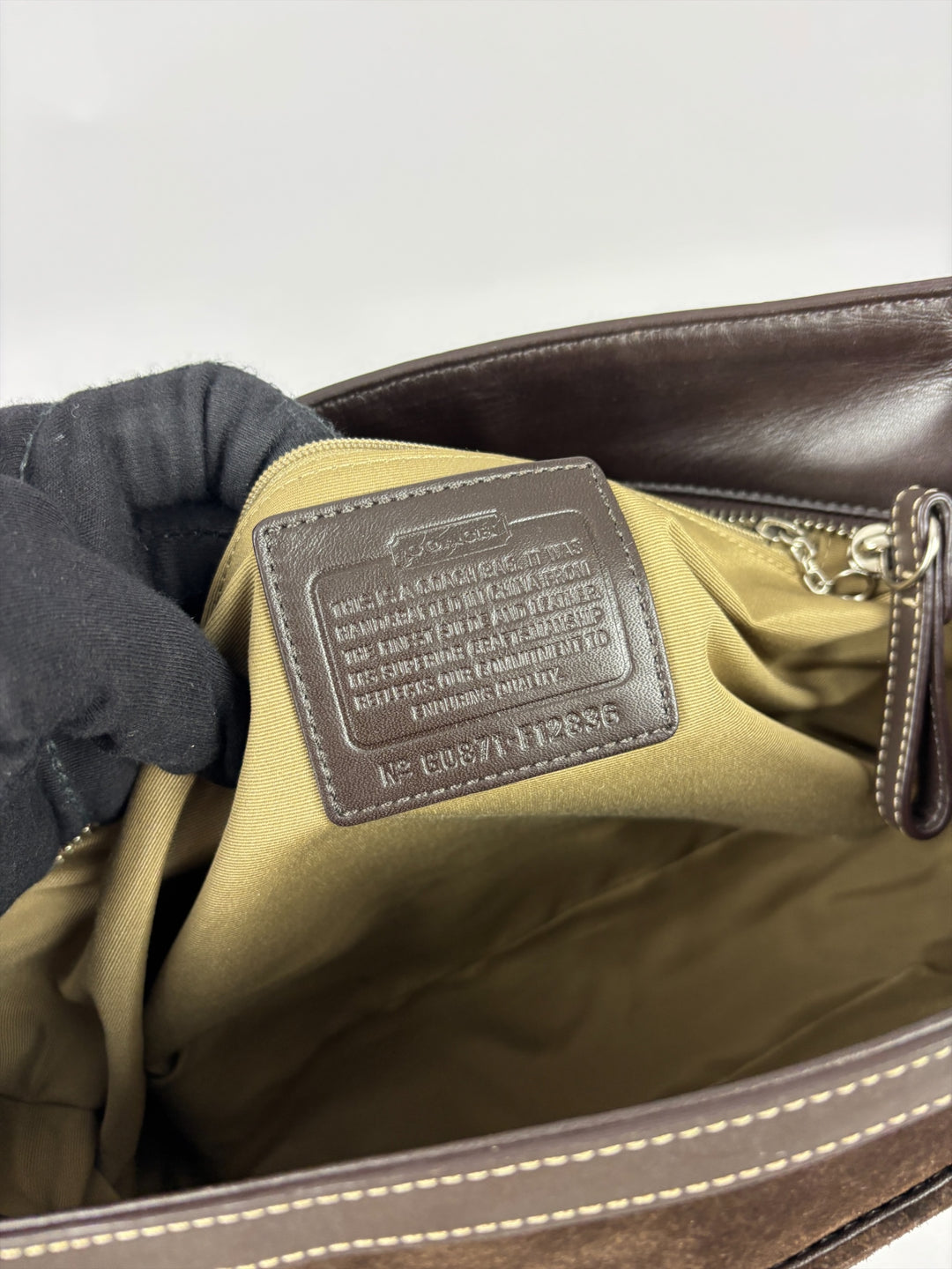Coach Gallery Suede Tote Shoulder Bag in Dunkelbraun, Detailansicht 12