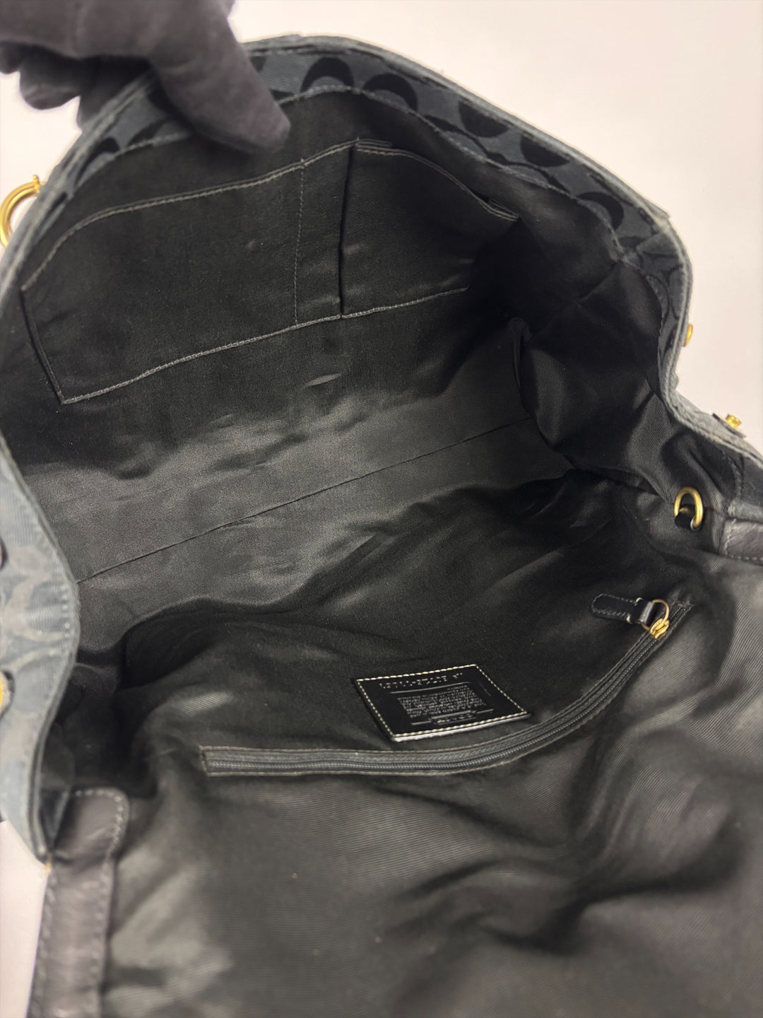 Coach Hampton Signature Flap Satchel Shoulder Bag in Schwarz, Detailansicht 12