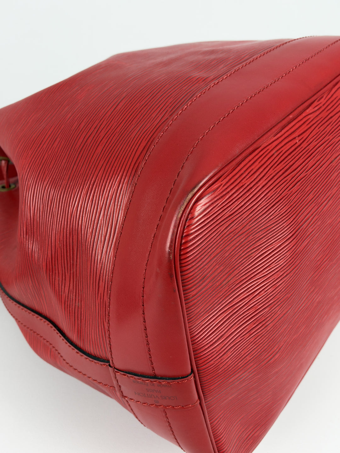 Louis Vuitton Epi Noé GM Shoulder Bag in Rot, Detailansicht 12