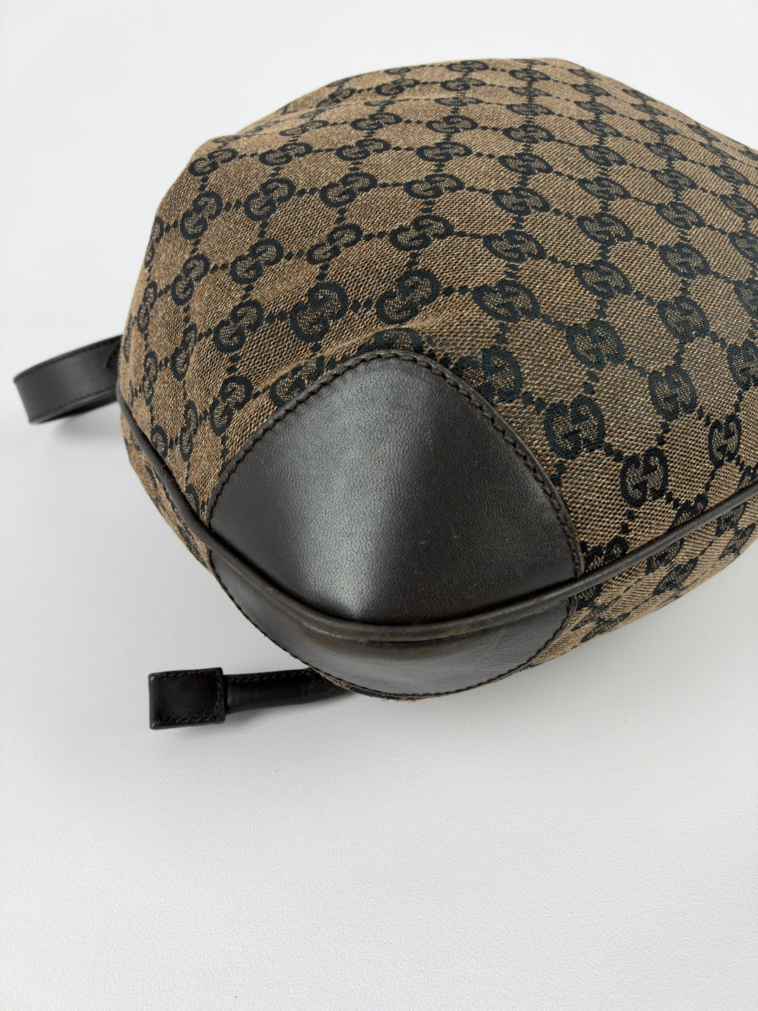 Gucci GG Canvas Drawstring Bucket Shoulder Bag in Braun/Schwarz, Detailansicht 9