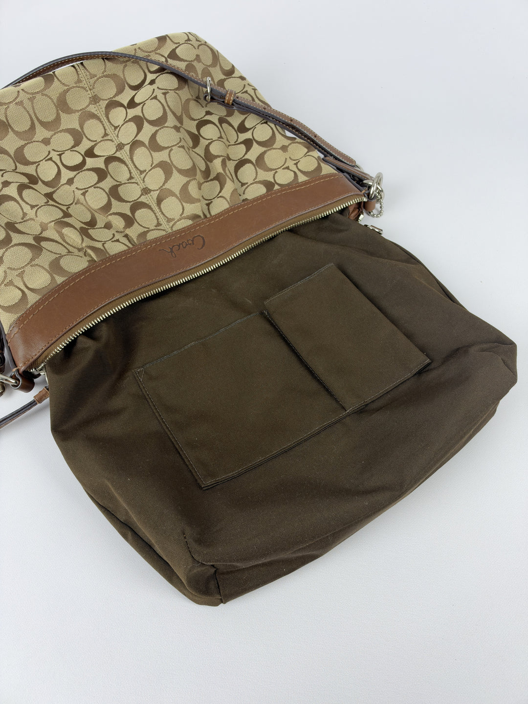 Coach Signature Convertible Hobo Shoulder Bag in Khaki/Braun, Detailansicht 12