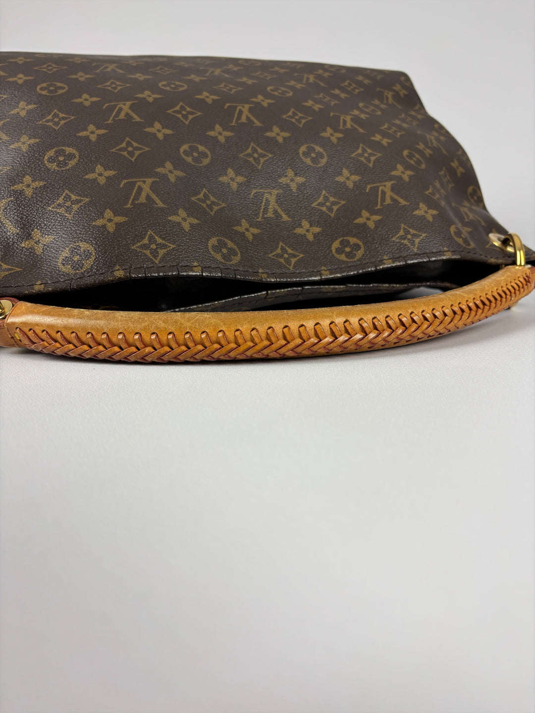 Louis Vuitton Monogram Artsy MM Shoulder Bag in Braun, Detailansicht 12