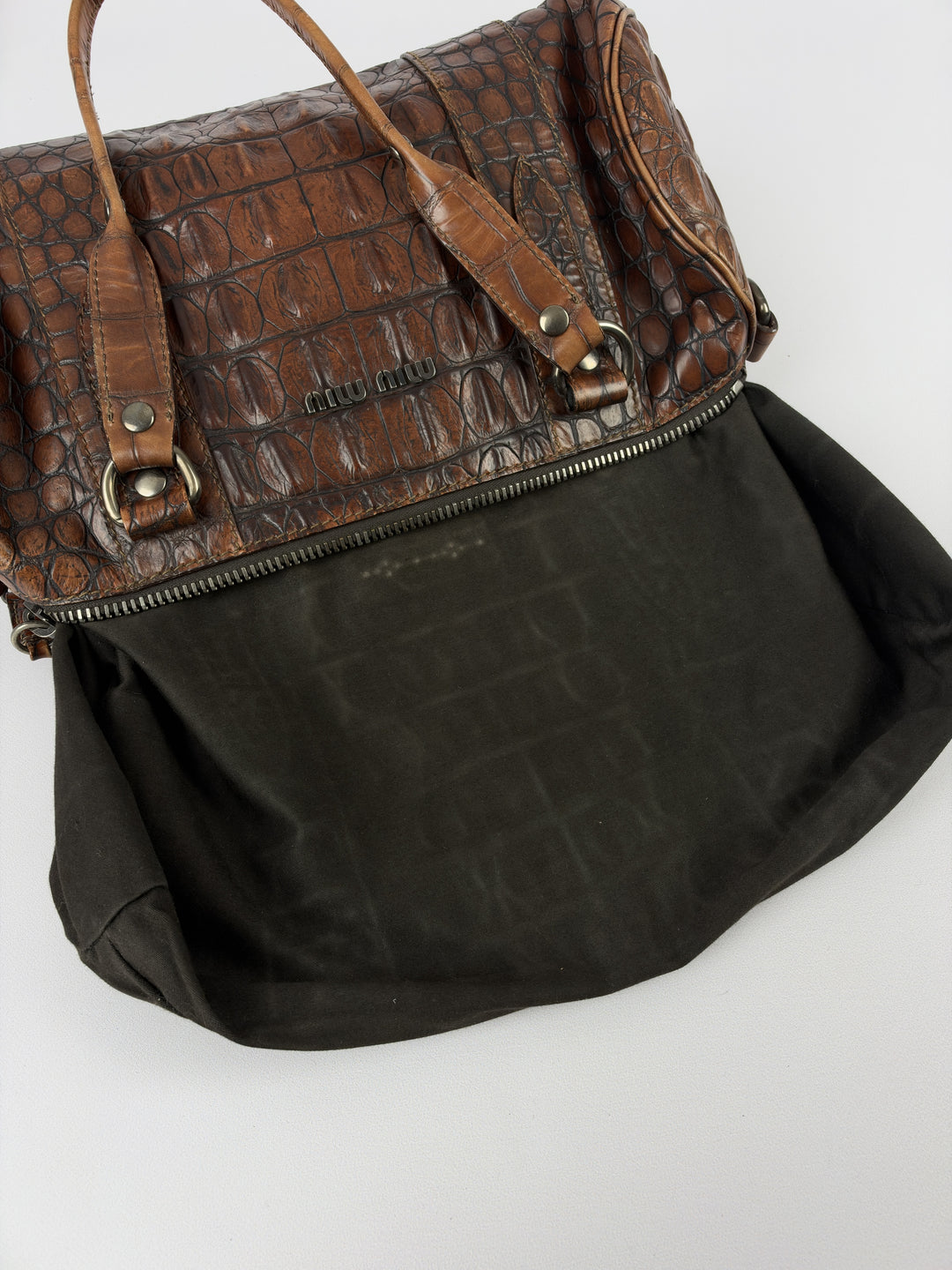 Miu Miu Archive Croc-Embossed Leather Barrel Shoulder Bag in Cognac/Braun, Detailansicht 12