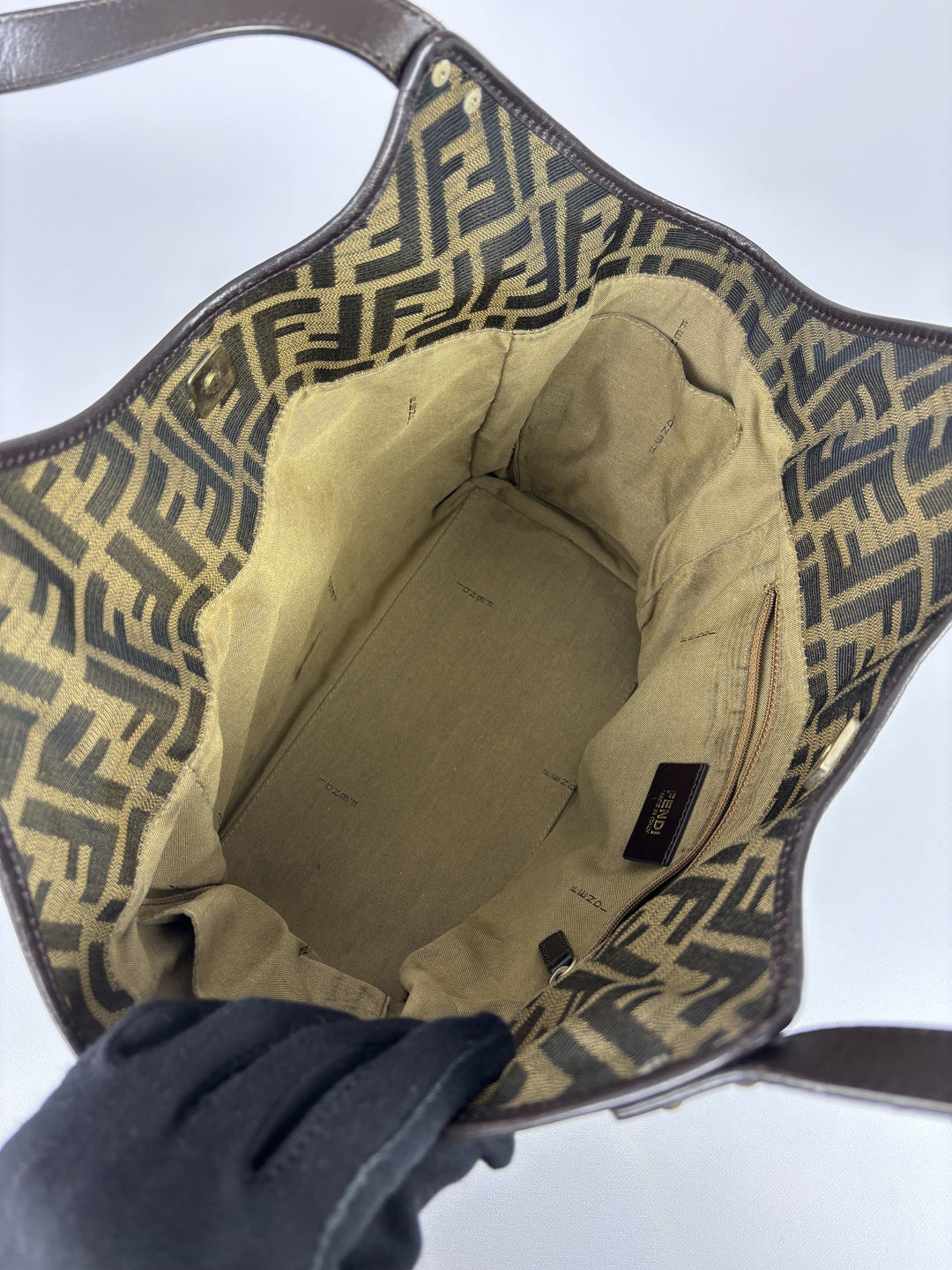Fendi Zucca Canvas Chef Shoulder Bag in Tabak/Schwarz, Detailansicht 12