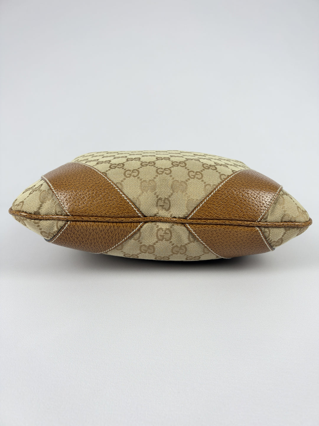 Gucci GG Canvas Small Hobo Shoulder Bag in Beige/Ebenholz, Detailansicht 12