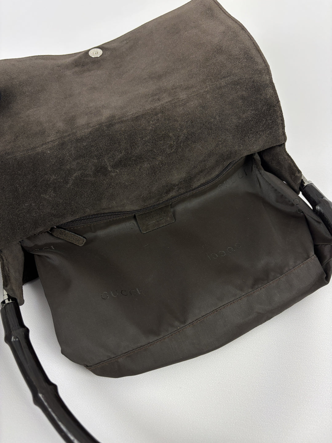 Gucci Bamboo Suede Flap Shoulder Bag in Dunkelbraun, Detailansicht 12