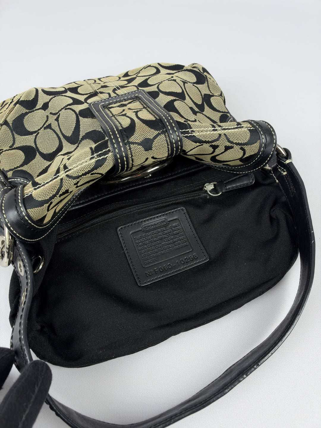 Coach Soho Signature Buckle Flap Baguette Shoulder Bag in Khaki/Schwarz, Detailansicht 12