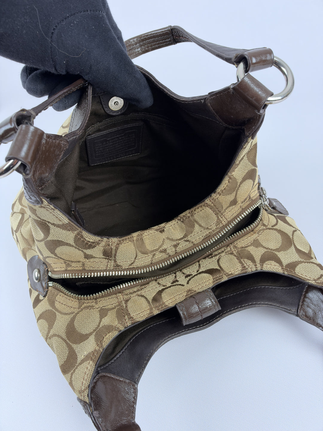 Coach Soho Signature Buckle Hobo Shoulder Bag in Khaki/Braun, Detailansicht 12