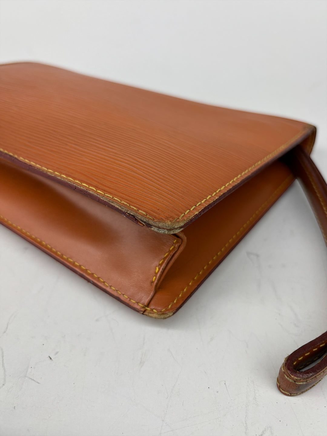 Louis Vuitton Epi Sellier Dragonne Clutch in Kenyan Fawn, Detailansicht 11