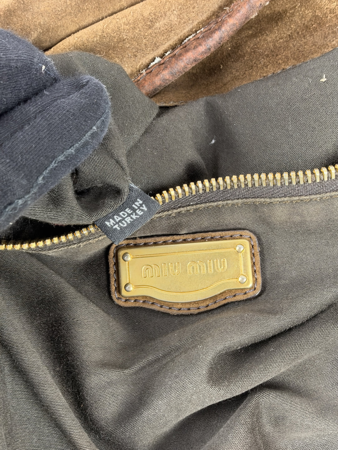 Miu Miu Coffer Matelassé Suede Hobo Shoulder Bag in Oliv-/Tabakbraun, Detailansicht 13