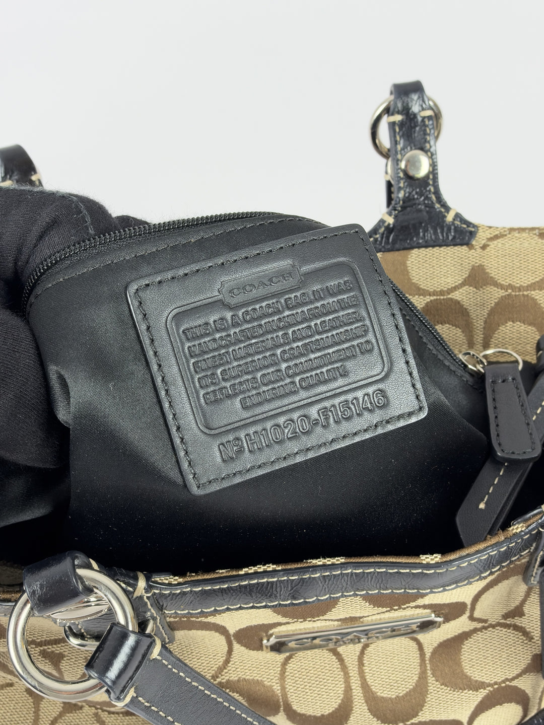 Coach Gallery Signature Tote Shoulder Bag in Khaki/Braun, Detailansicht 13