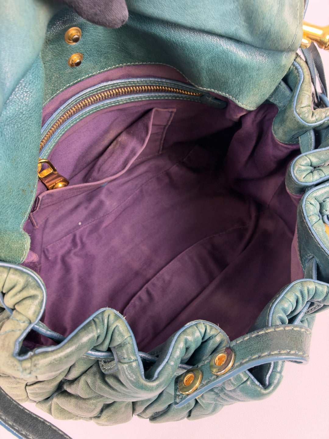 Miu Miu Coffer Matelassé Leather Shoulder Bag in Dunkelgrün, Detailansicht 13