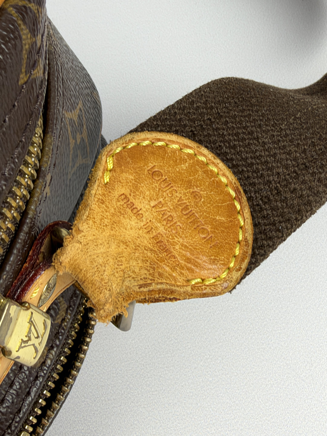 Louis Vuitton Monogram Reporter PM Shoulder Bag in Braun/Beige, Detailansicht 13