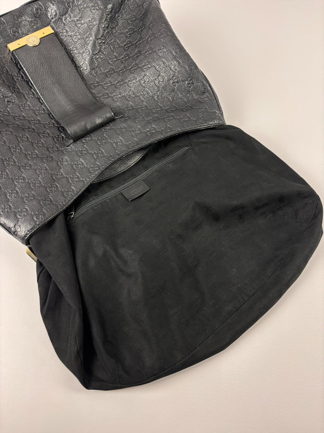 Gucci Guccissima Leather New Britt Hobo Shoulder Bag in Schwarz, Detailansicht 13