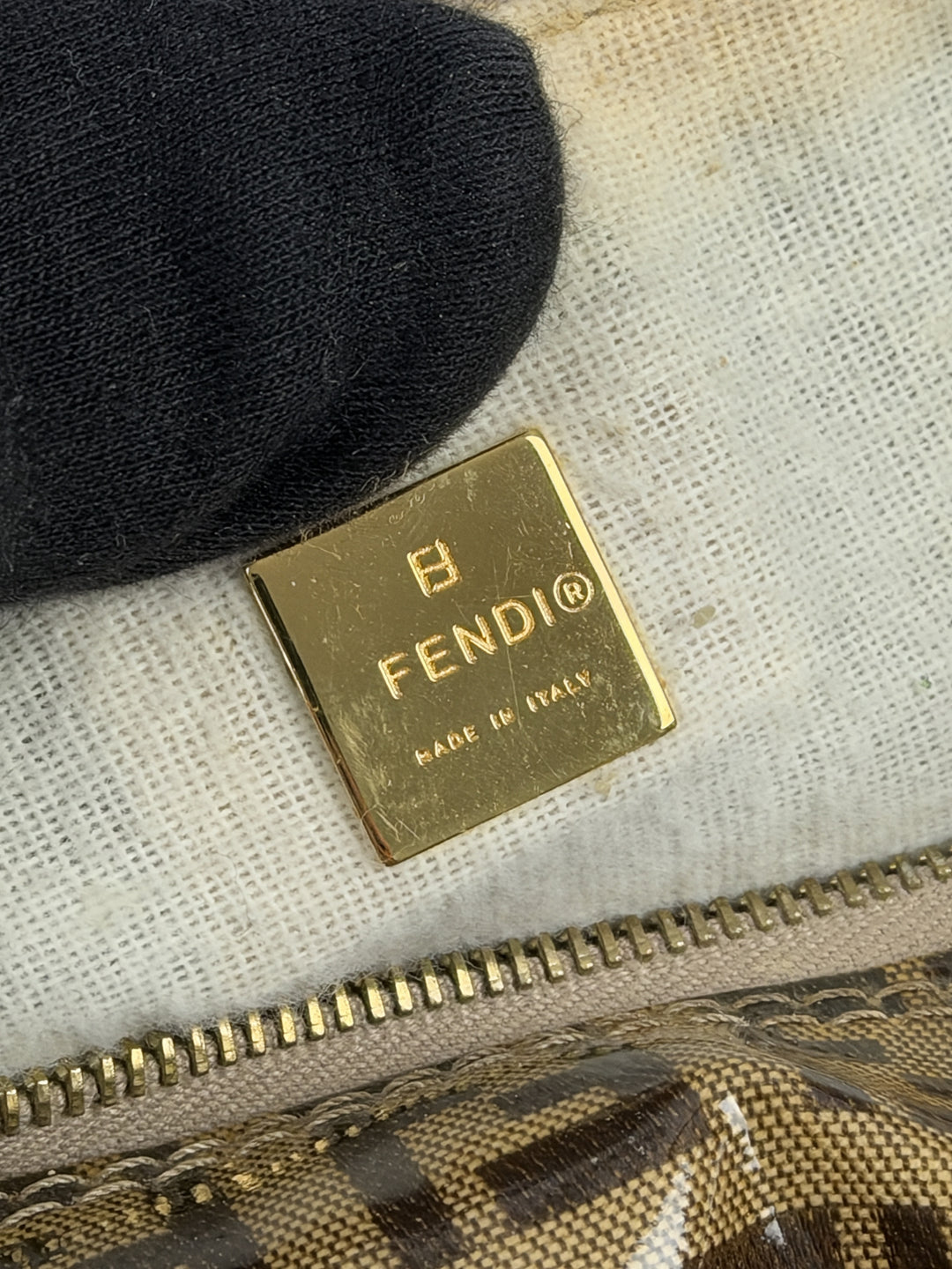 Fendi Zucca Coated Canvas Pochette Shoulder Bag in Tabakbraun/Schwarzbraun, Detailansicht 13