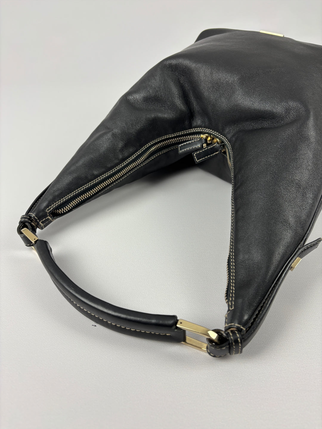 Gucci Leather V Hobo Shoulder Bag in Schwarz, Detailansicht 13
