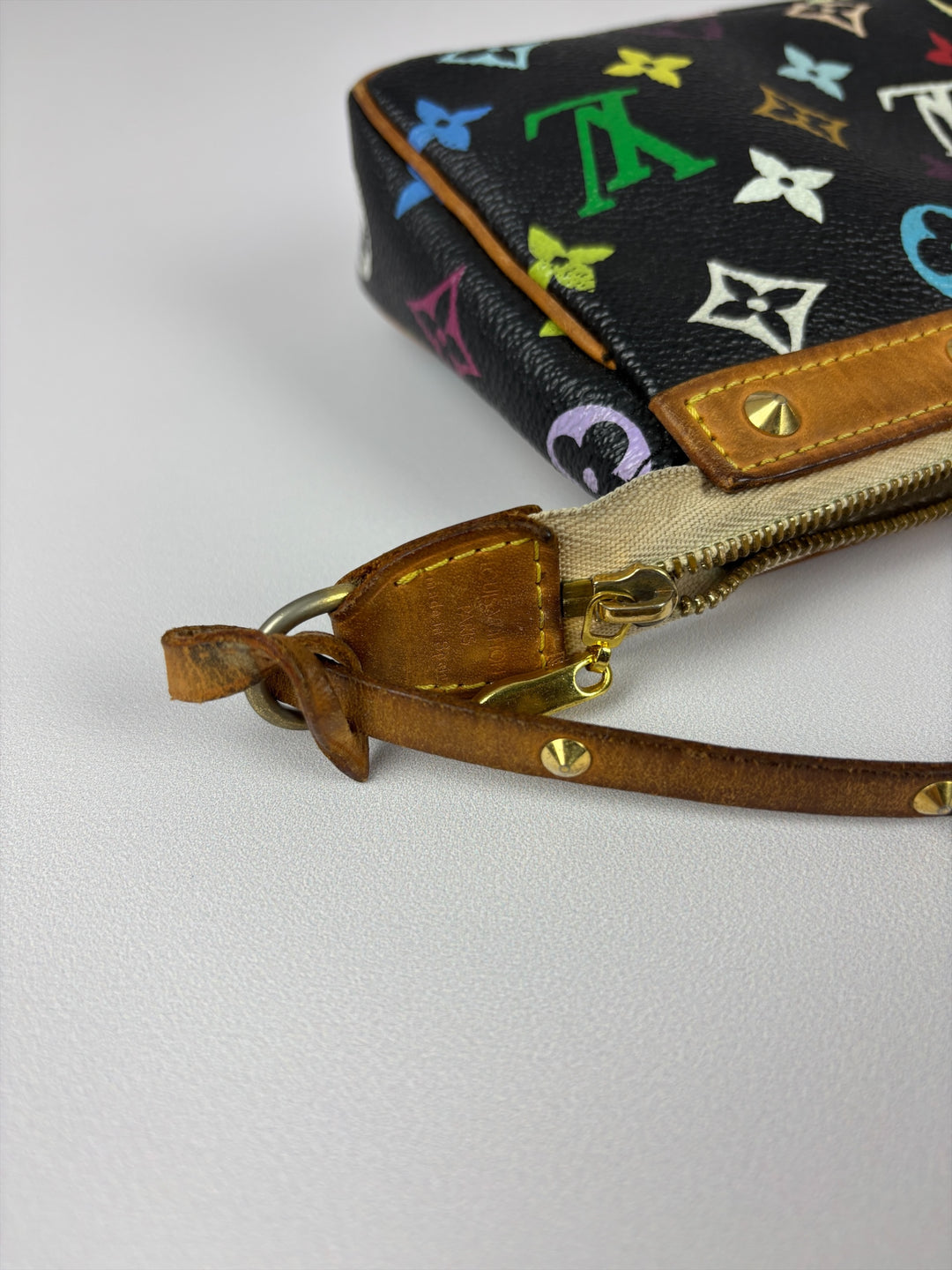 Louis Vuitton Monogram Multicolore Pochette Accessoires Shoulder Bag in Schwarz, Detailansicht 13