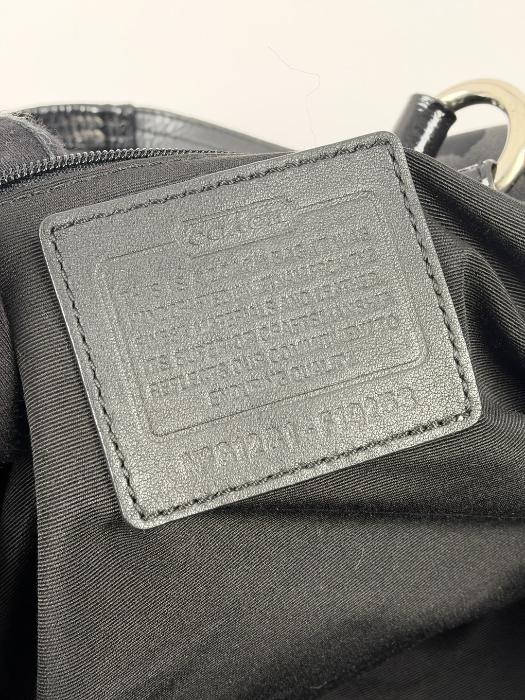 Coach Signature Soho Buckle Tote Shoulder Bag in Grau/Schwarz, Detailansicht 13