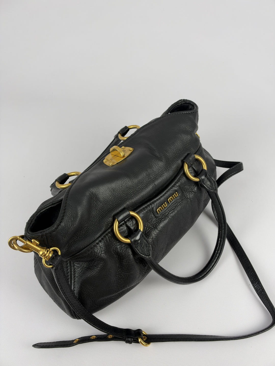 Miu Miu Cervo Shine Leather Shopping Tote Shoulder Bag in Schwarz, Detailansicht 13