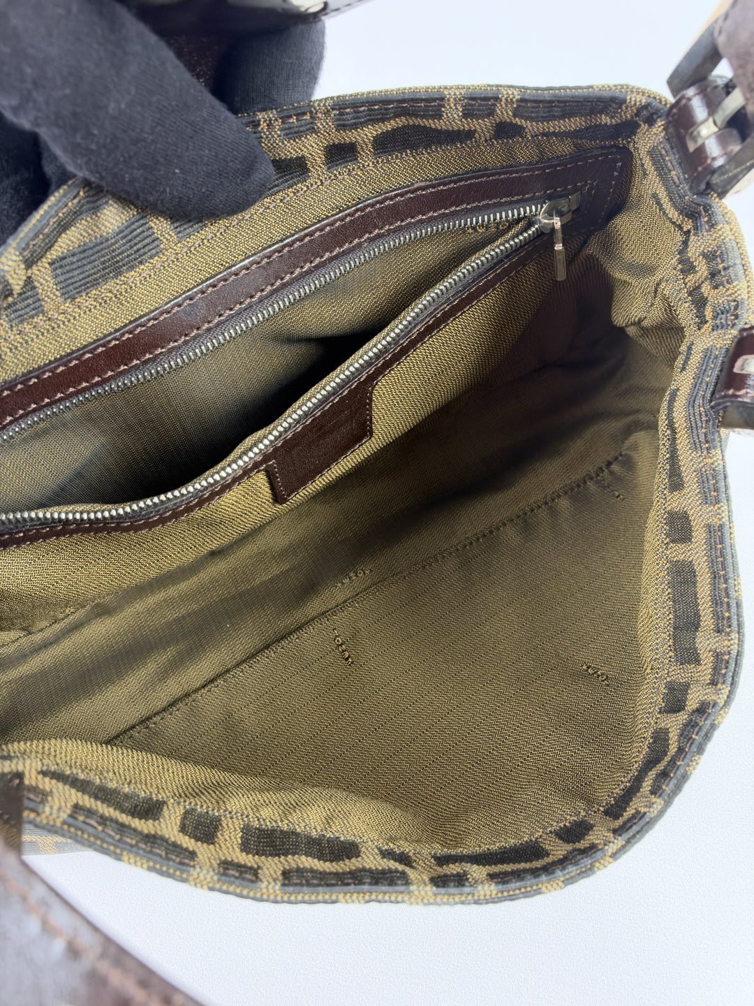 Fendi Zucca Canvas Baguette Buckle Shoulder Bag in Tabakbraun/Schwarz, Detailansicht 13
