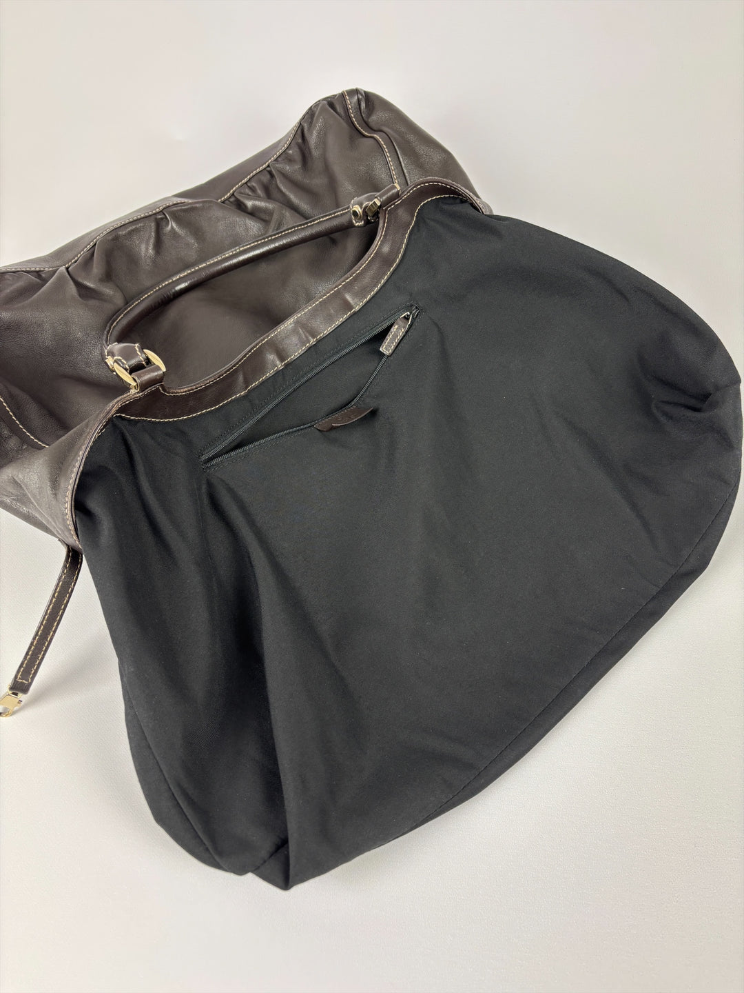 Gucci Abbey D-Ring Leather Hobo Shoulder Bag in Dunkelbraun, Detailansicht 13