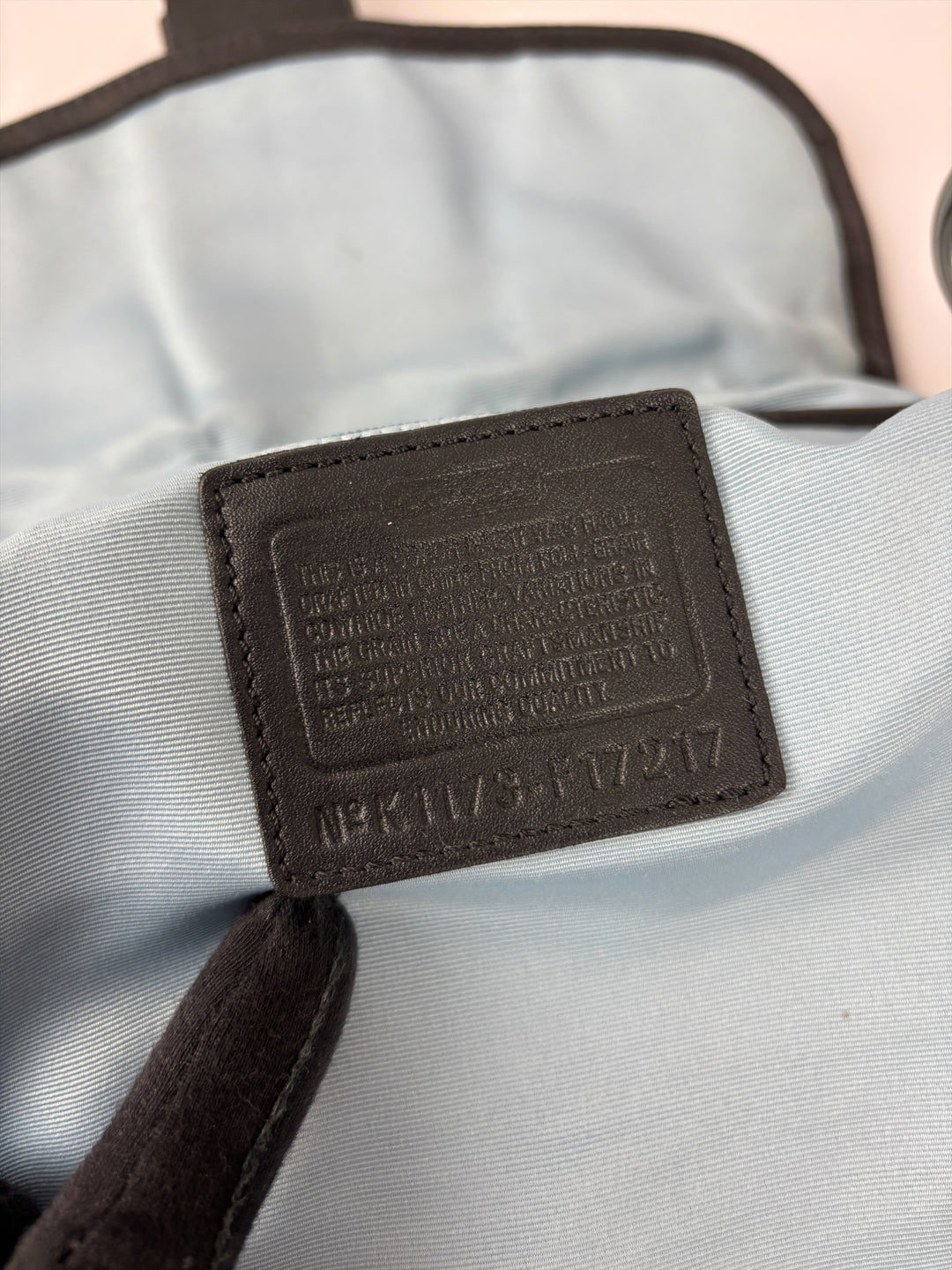 Coach Soho Leather Buckle Flap Shoulder Bag in Schwarz, Detailansicht 13