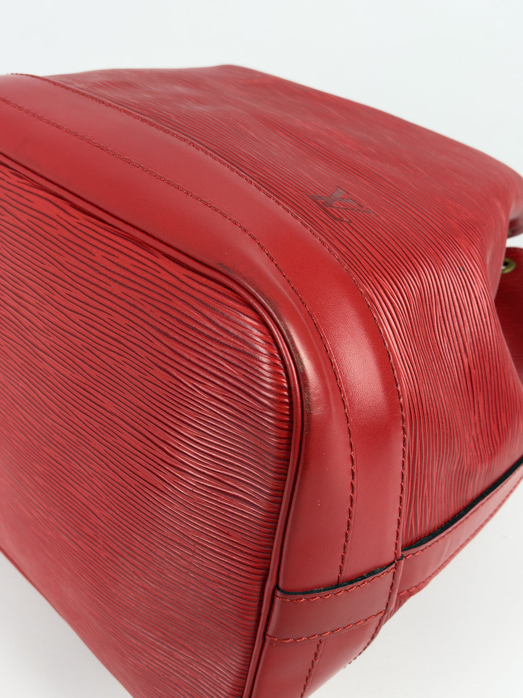 Louis Vuitton Epi Noé GM Shoulder Bag in Rot, Detailansicht 13