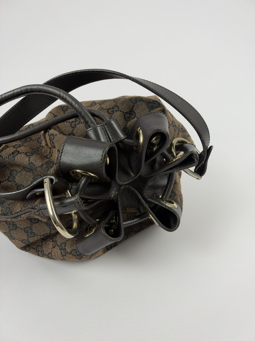Gucci GG Canvas Drawstring Bucket Shoulder Bag in Braun/Schwarz, Detailansicht 10