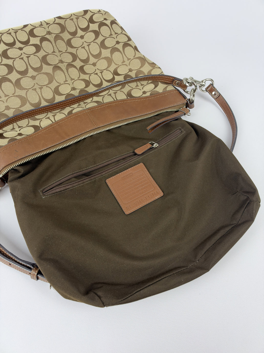 Coach Signature Convertible Hobo Shoulder Bag in Khaki/Braun, Detailansicht 13