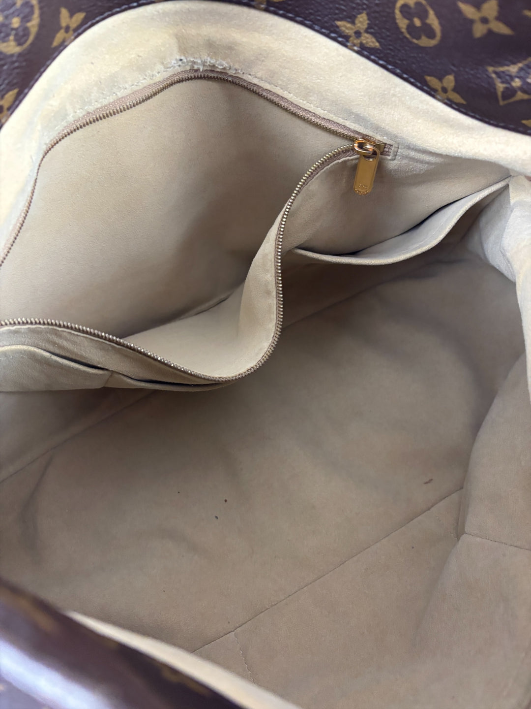 Louis Vuitton Monogram Artsy MM Shoulder Bag in Braun, Detailansicht 13