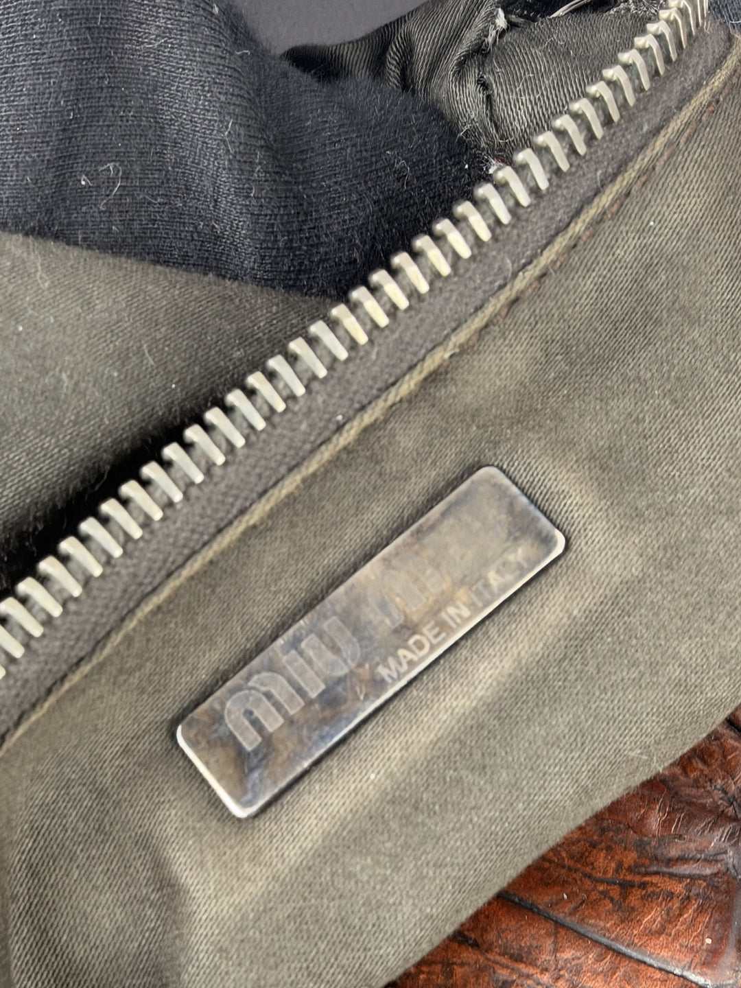 Miu Miu Archive Croc-Embossed Leather Barrel Shoulder Bag in Cognac/Braun, Detailansicht 13