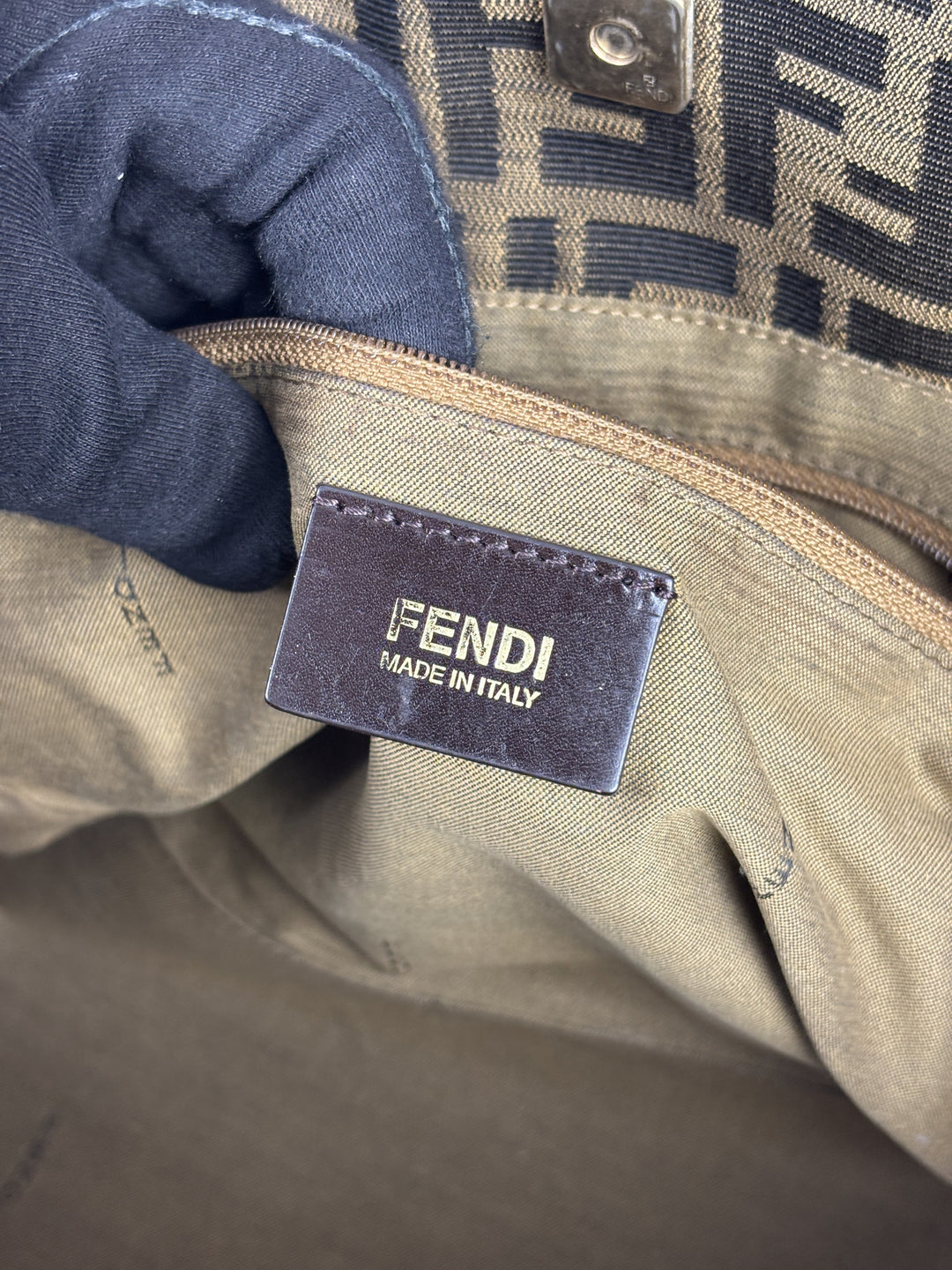 Fendi Zucca Canvas Chef Shoulder Bag in Tabak/Schwarz, Detailansicht 13