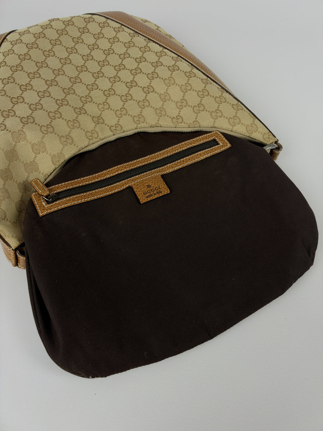 Gucci GG Canvas Small Hobo Shoulder Bag in Beige/Ebenholz, Detailansicht 13