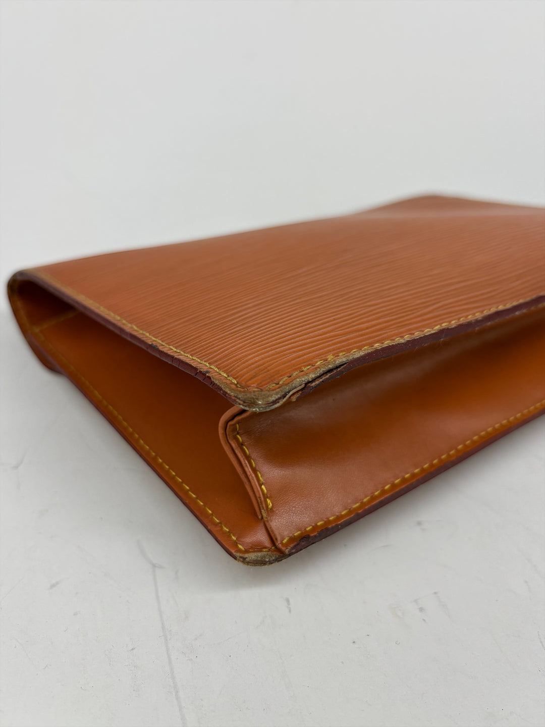 Louis Vuitton Epi Sellier Dragonne Clutch in Kenyan Fawn, Detailansicht 12