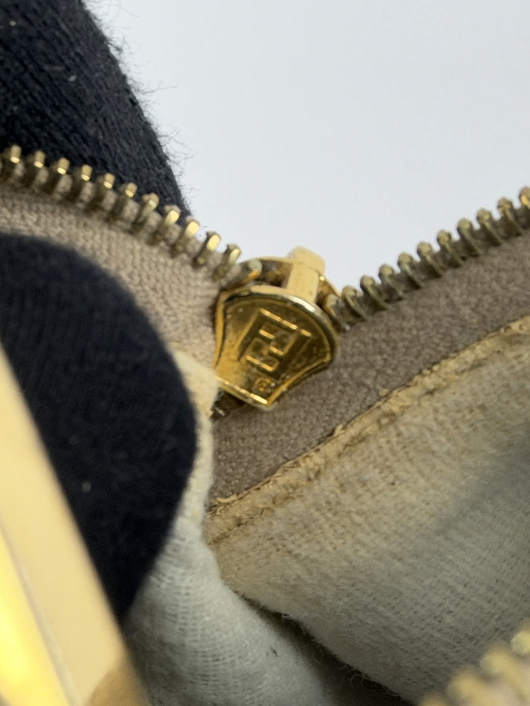 Fendi Zucca Coated Canvas Pochette Shoulder Bag in Tabakbraun/Schwarzbraun, Detailansicht 14