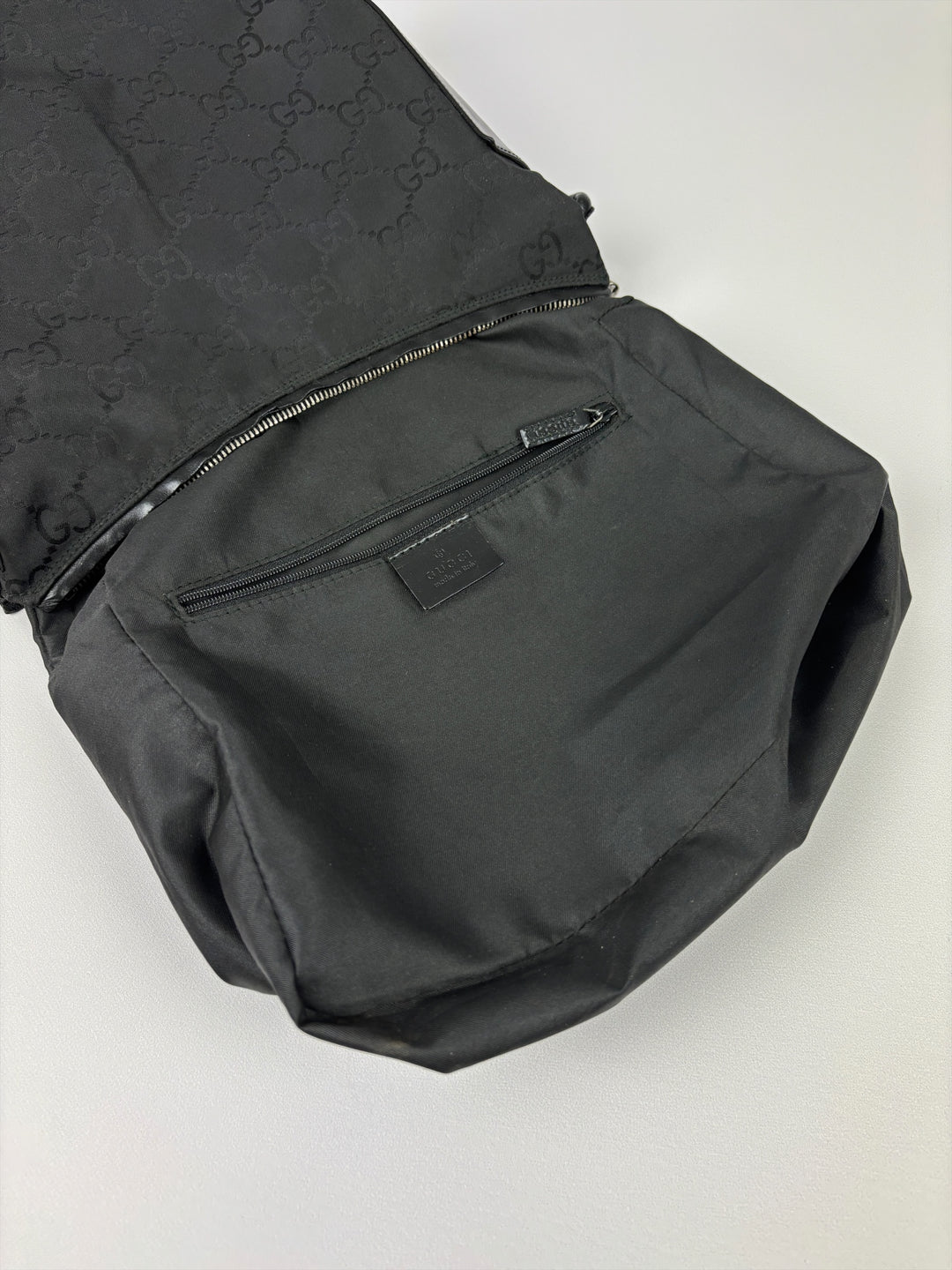 Gucci GG Nylon Hobo Shoulder Bag in Schwarz, Detailansicht 14