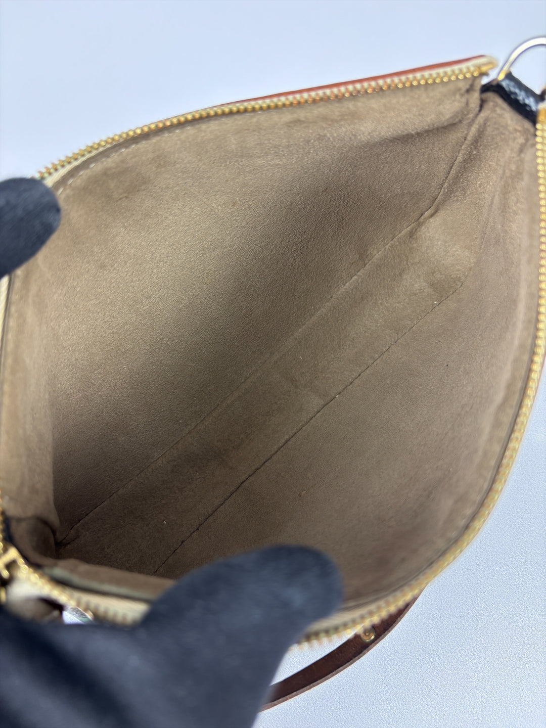 Louis Vuitton Monogram Multicolore Pochette Accessoires Shoulder Bag in Schwarz, Detailansicht 14