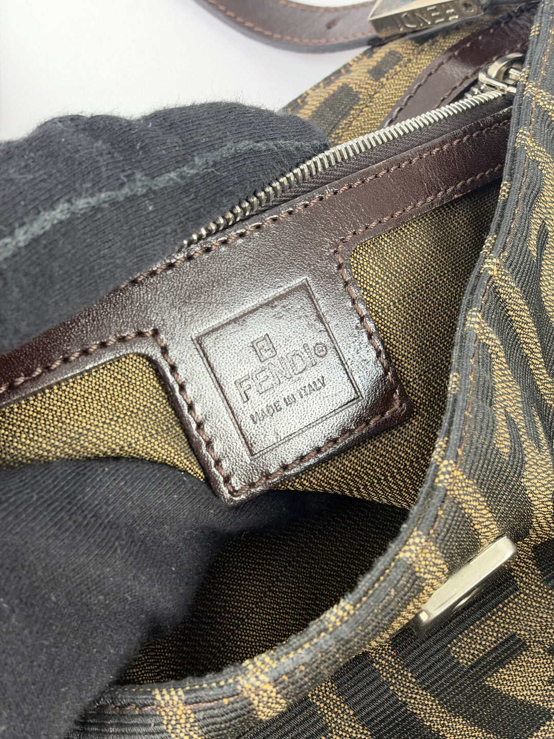 Fendi Zucca Canvas Baguette Buckle Shoulder Bag in Tabakbraun/Schwarz, Detailansicht 14