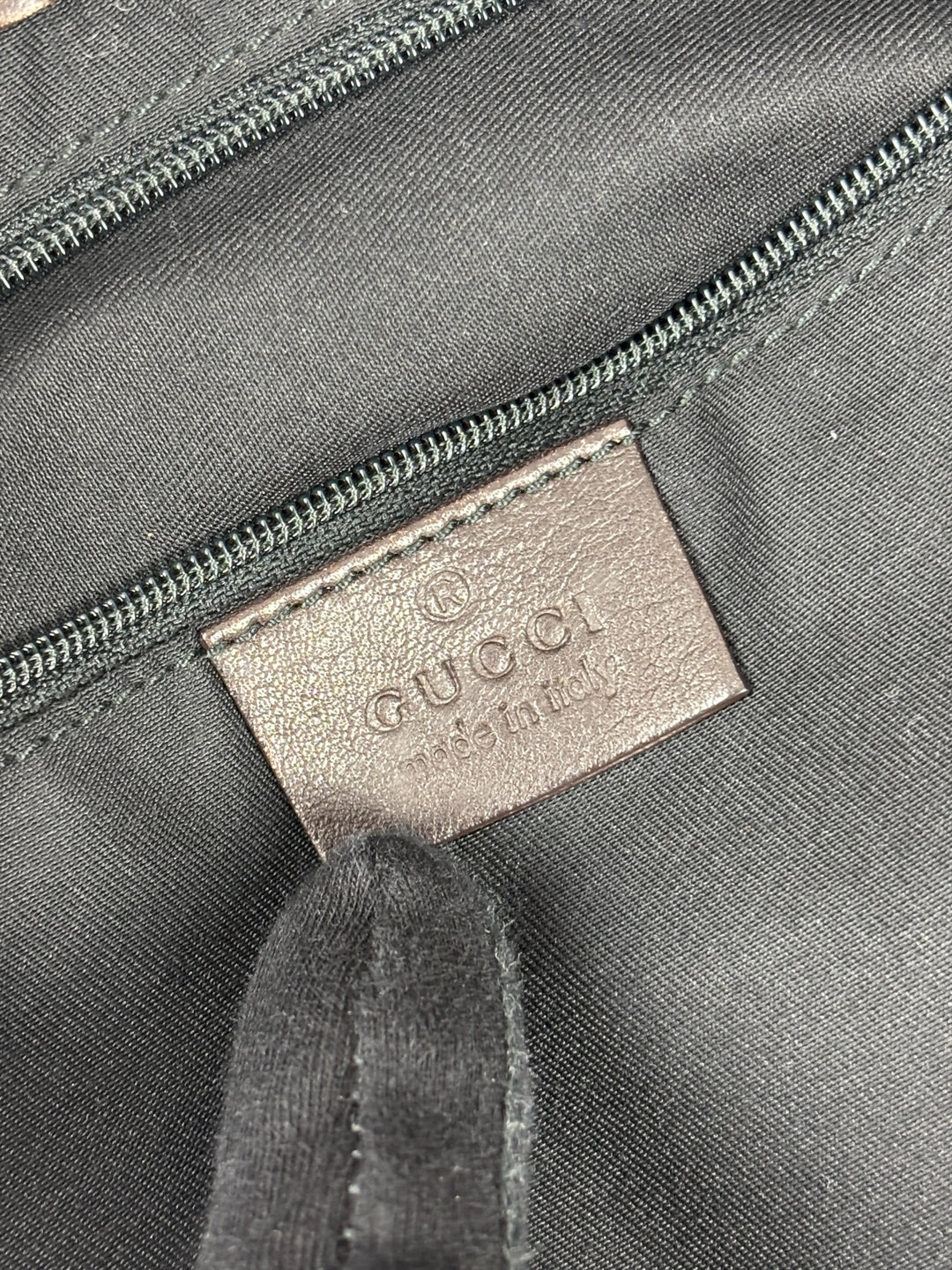 Gucci Abbey D-Ring Leather Hobo Shoulder Bag in Dunkelbraun, Detailansicht 14