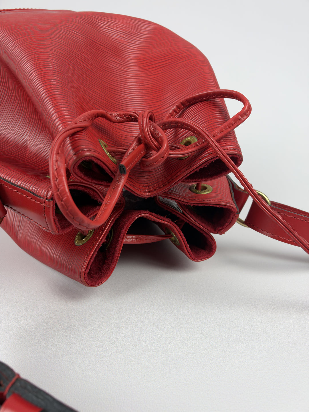 Louis Vuitton Epi Noé GM Shoulder Bag in Rot, Detailansicht 14