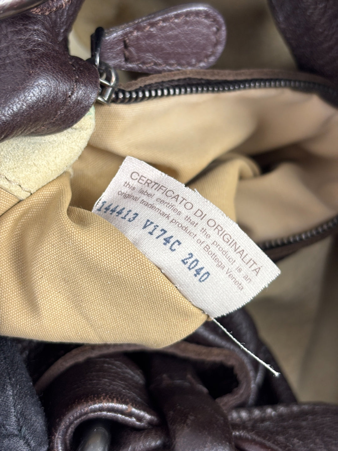 Bottega Veneta Intrecciato Cervo Leather Hobo Shoulder Bag in Dunkelbraun, Detailansicht 14