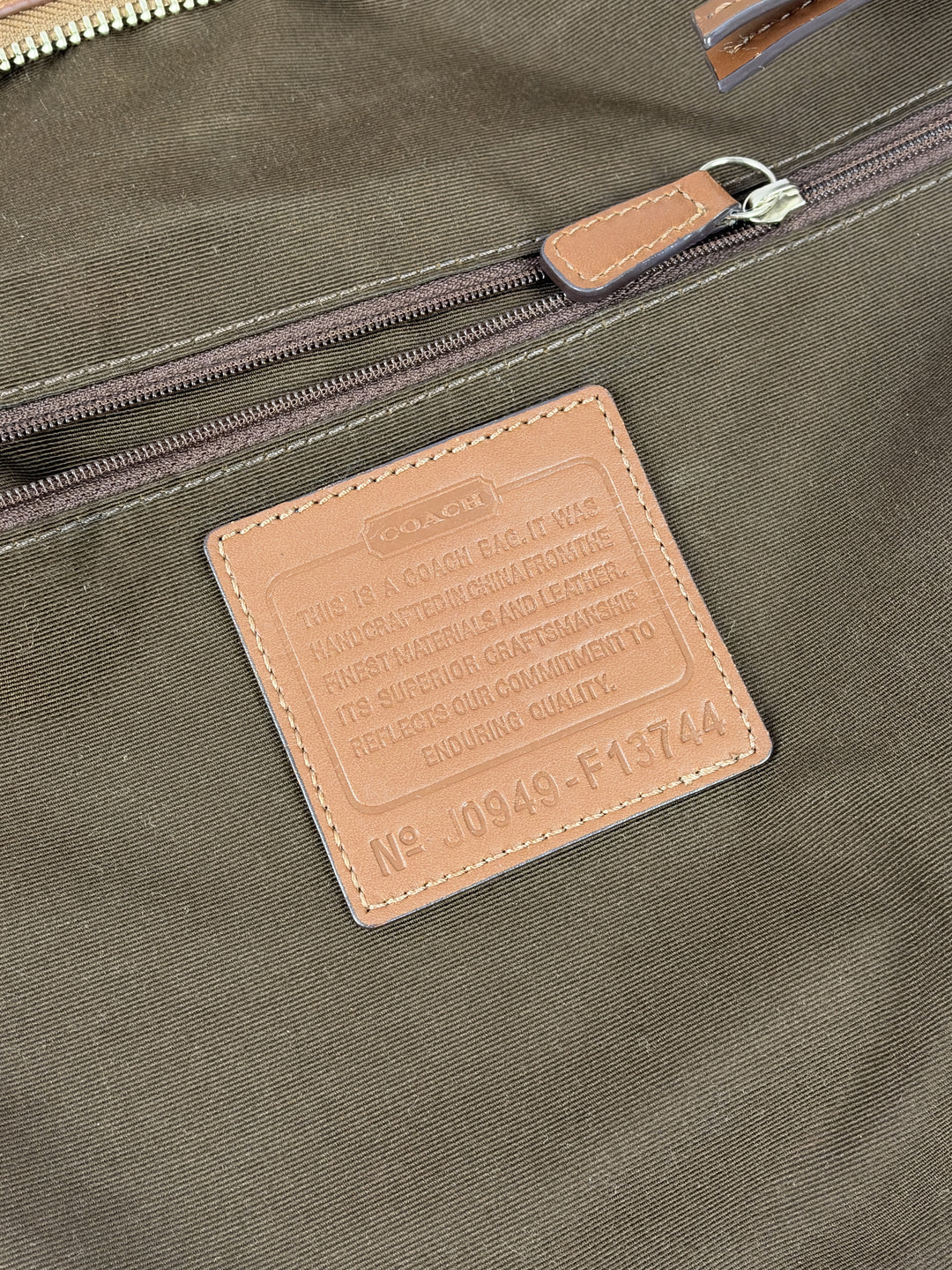Coach Signature Convertible Hobo Shoulder Bag in Khaki/Braun, Detailansicht 14