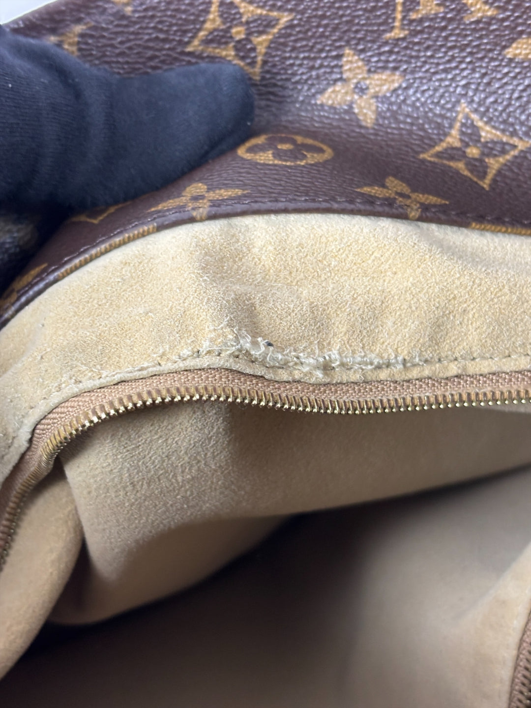 Louis Vuitton Monogram Artsy MM Shoulder Bag in Braun, Detailansicht 14