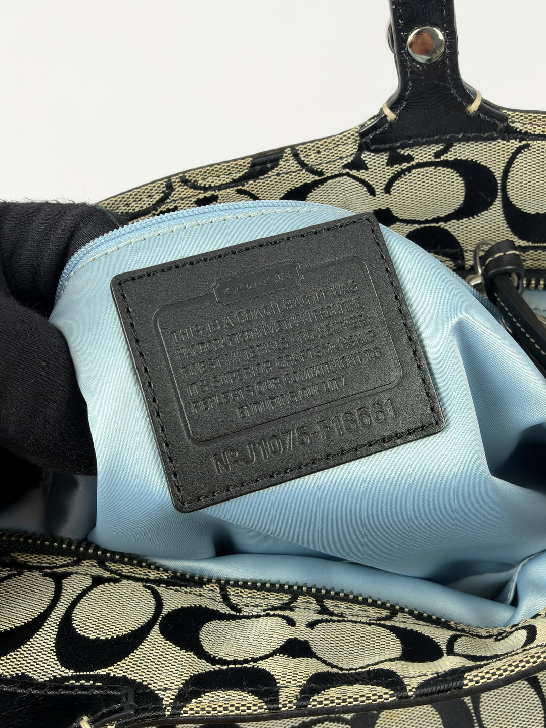 Coach Gallery Signature Tote Shoulder Bag in Grau/Schwarz, Detailansicht 14