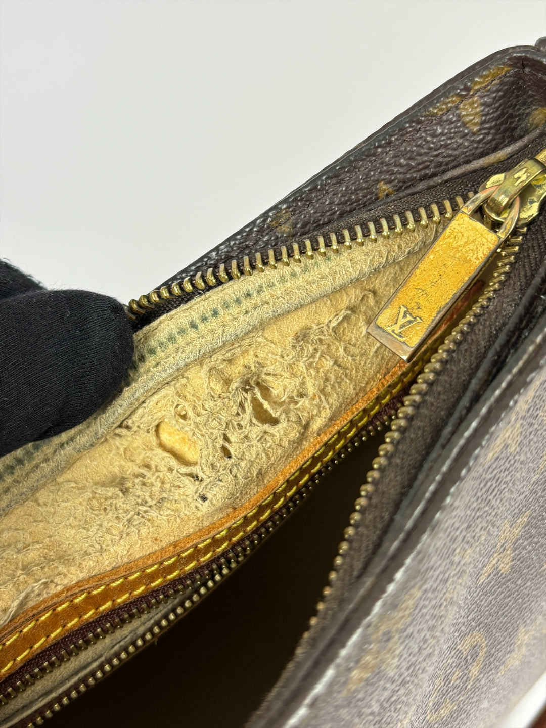 Louis Vuitton Monogram Looping PM Shoulder Bag in Braun, Detailansicht 14