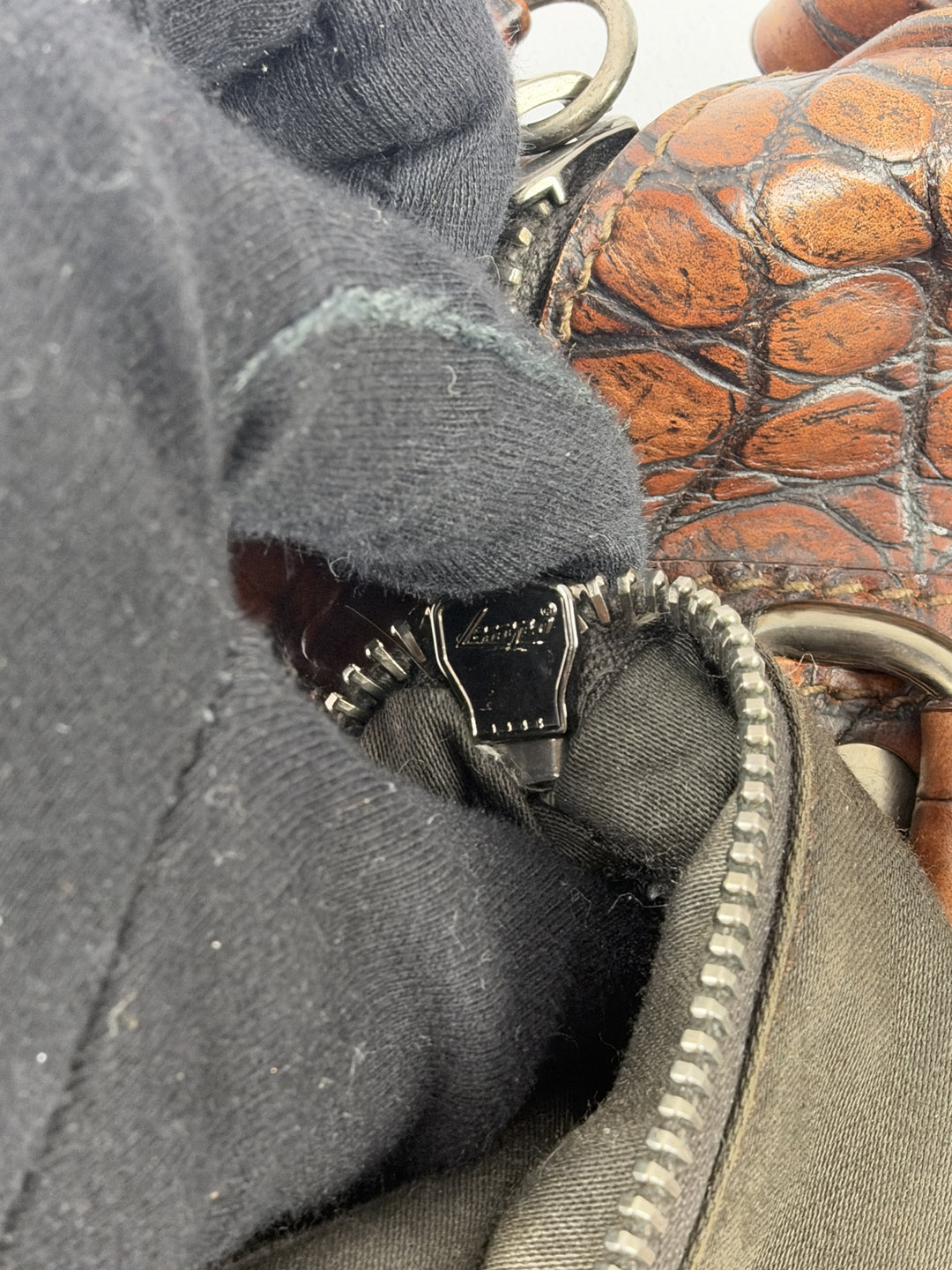 Miu Miu Archive Croc-Embossed Leather Barrel Shoulder Bag in Cognac/Braun, Detailansicht 14